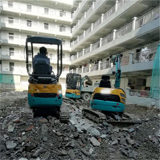 小挖機(jī)清運(yùn)土方垃圾